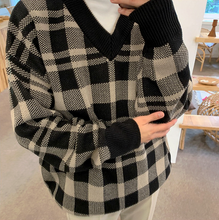 Load image into Gallery viewer, RT No. 1142 PLAID V-NECK SWEATER
