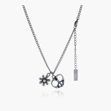 Load image into Gallery viewer, DAISY PENDANT CHAIN NECKLACE
